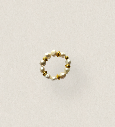 Perlenring Gold - Elastischer Perlenring aus hochwertigen Süßwasserperlen und goldenen Perlen aus