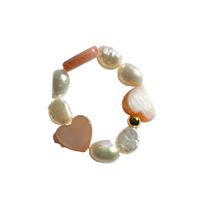 Blush Perlenring Amor - Elastischer Perlenring aus hochwertigen Süßwasserperlen und herzförmigen