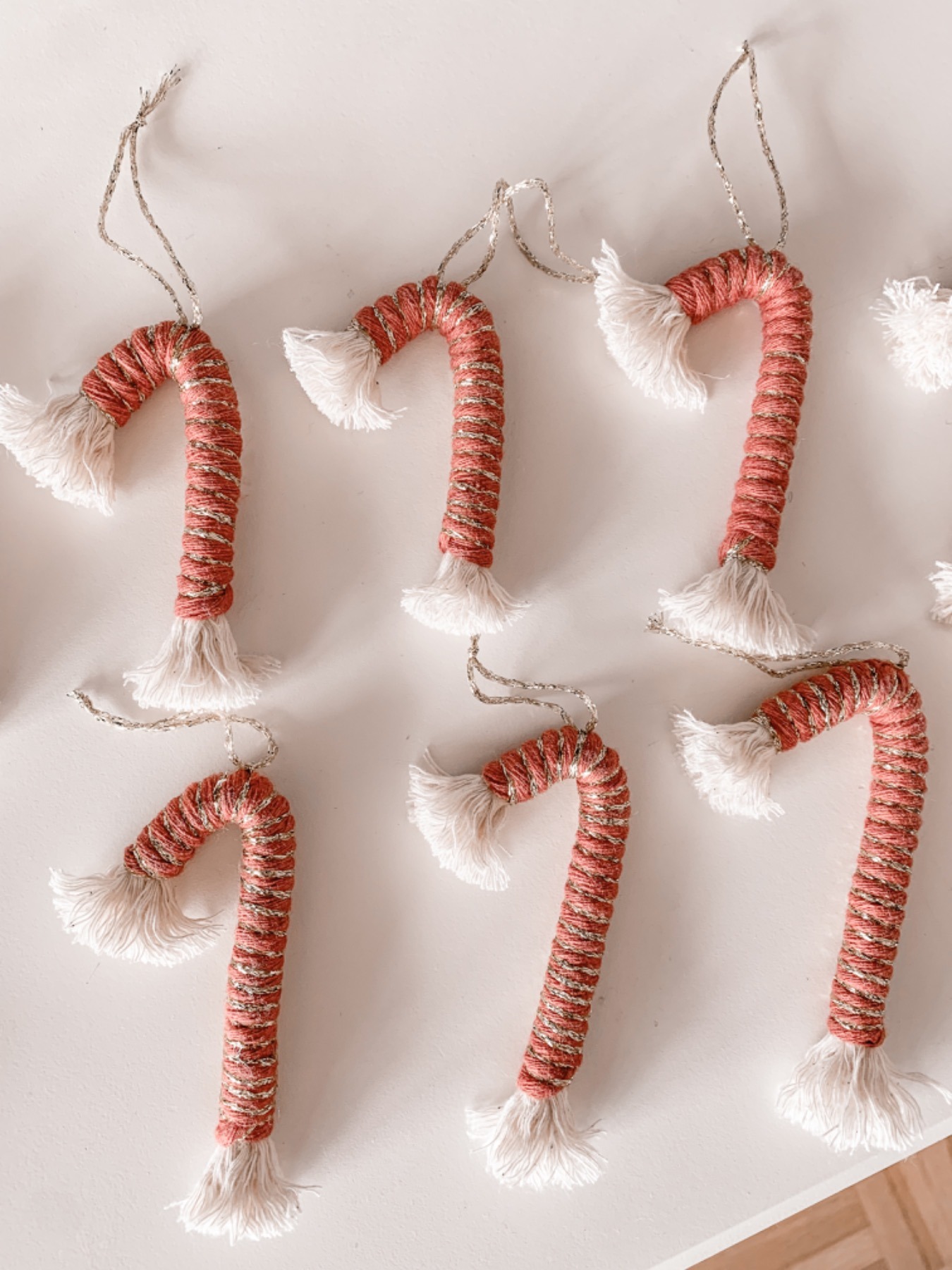 Festliche Makramee Zuckerstangenanhänger: Einzigartige Weihnachtsdekorationen