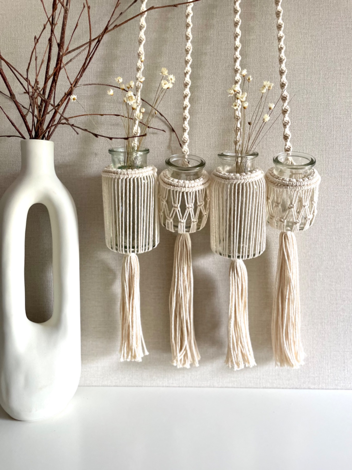 Makramee Wanddekoration mit Blumenvasen, ein einzigartiges Mitbringsel im Boho Stil