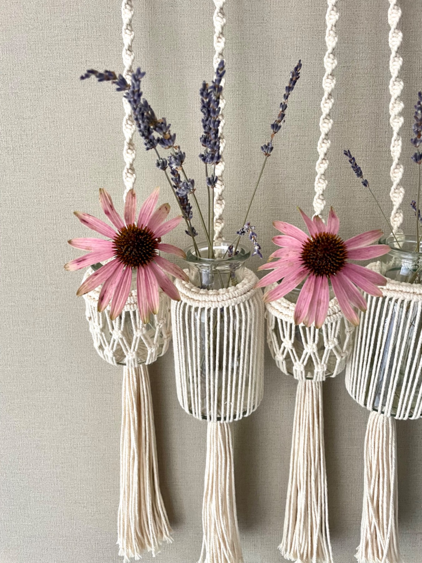 Makramee Wanddekoration mit Blumenvasen, ein einzigartiges Mitbringsel im Boho Stil 13