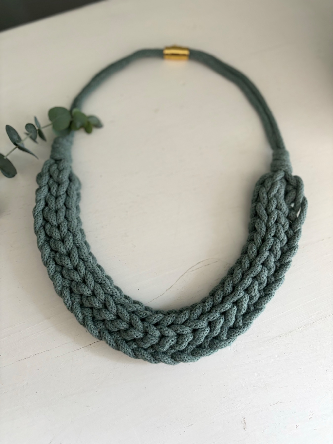 Gehäkelte Modeschmuck Kette, Länge 60 cm, Breite 3 cm, in Senfgelb/ Ziegelrot/ Grün/ Beige 9