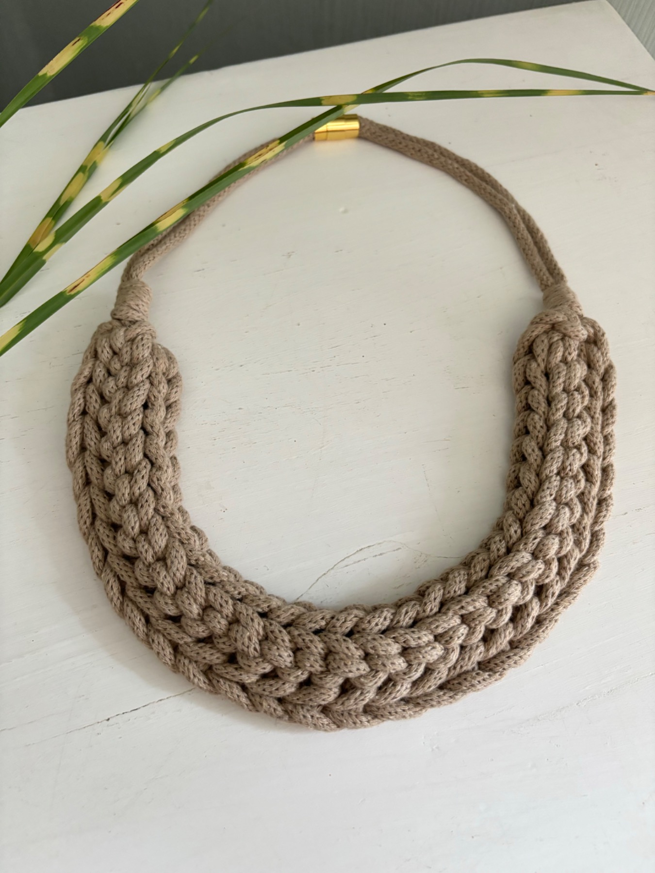 Gehäkelte Modeschmuck Kette, Länge 60 cm, Breite 3 cm, in Senfgelb/ Ziegelrot/ Grün/ Beige 11