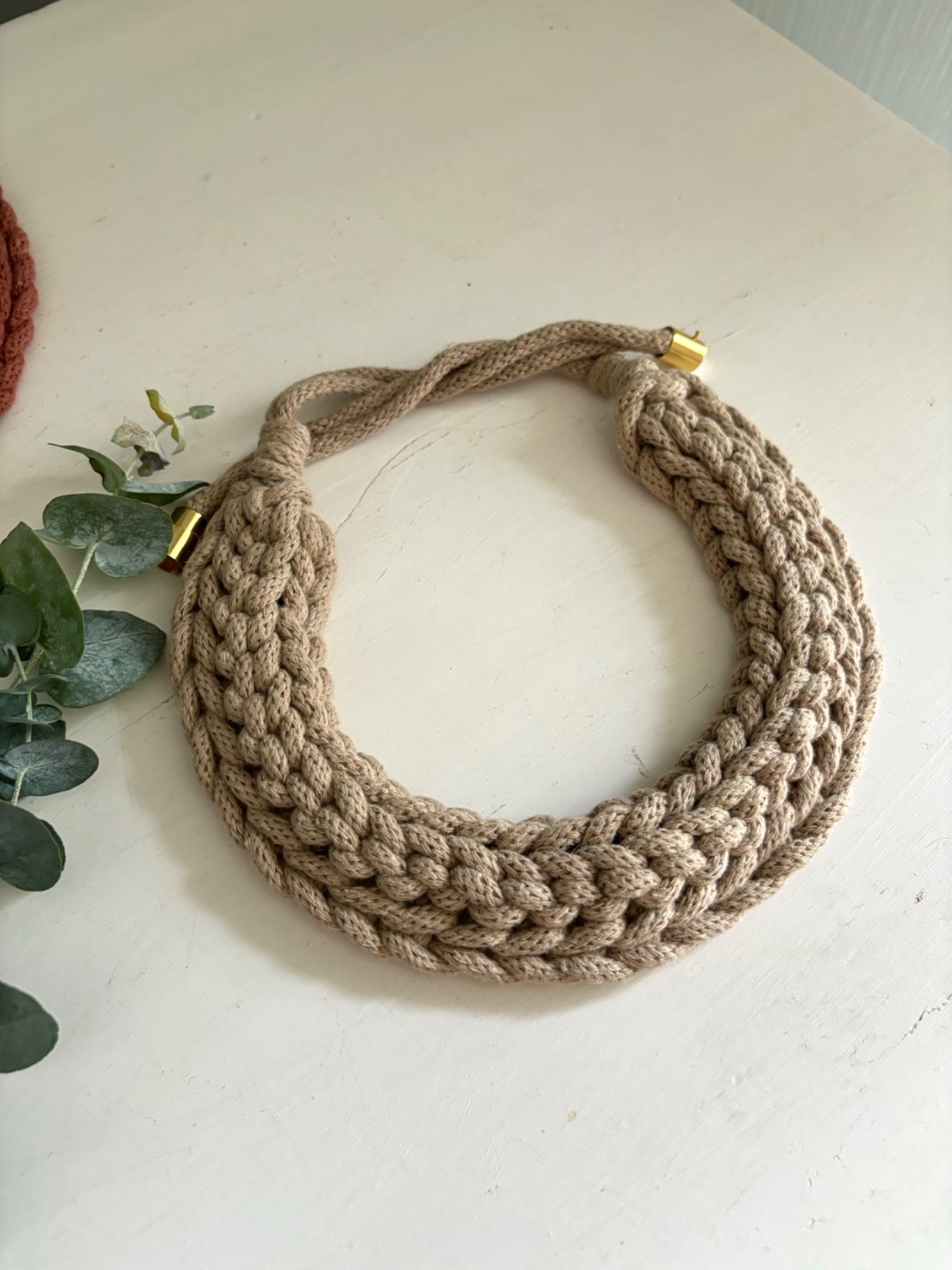 Gehäkelte Modeschmuck Kette, Länge 60 cm, Breite 3 cm, in Senfgelb/ Ziegelrot/ Grün/ Beige 12