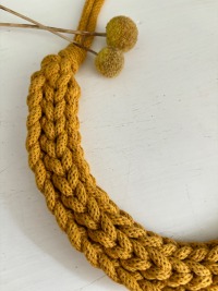 Gehäkelte Modeschmuck Kette, Länge 60 cm, Breite 3 cm, in Senfgelb/ Ziegelrot/ Grün/ Beige 8