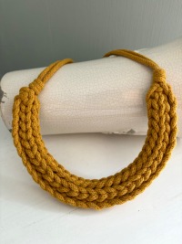 Gehäkelte Modeschmuck Kette, Länge 60 cm, Breite 3 cm, in Senfgelb/ Ziegelrot/ Grün/ Beige 7