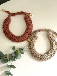 Gehäkelte Modeschmuck Kette, Länge 60 cm, Breite 3 cm, in Senfgelb/ Ziegelrot/ Grün/ Beige