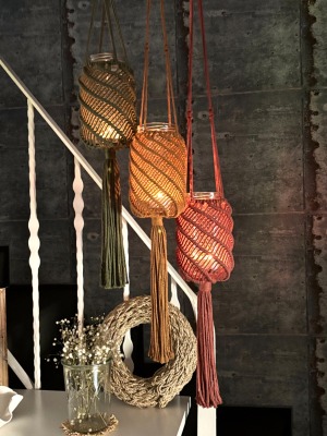 Stilvolles und modernes Makramee Windlicht , in Ziegelrot, Caramel und Grün, Länge 90 cm, Breite 8
