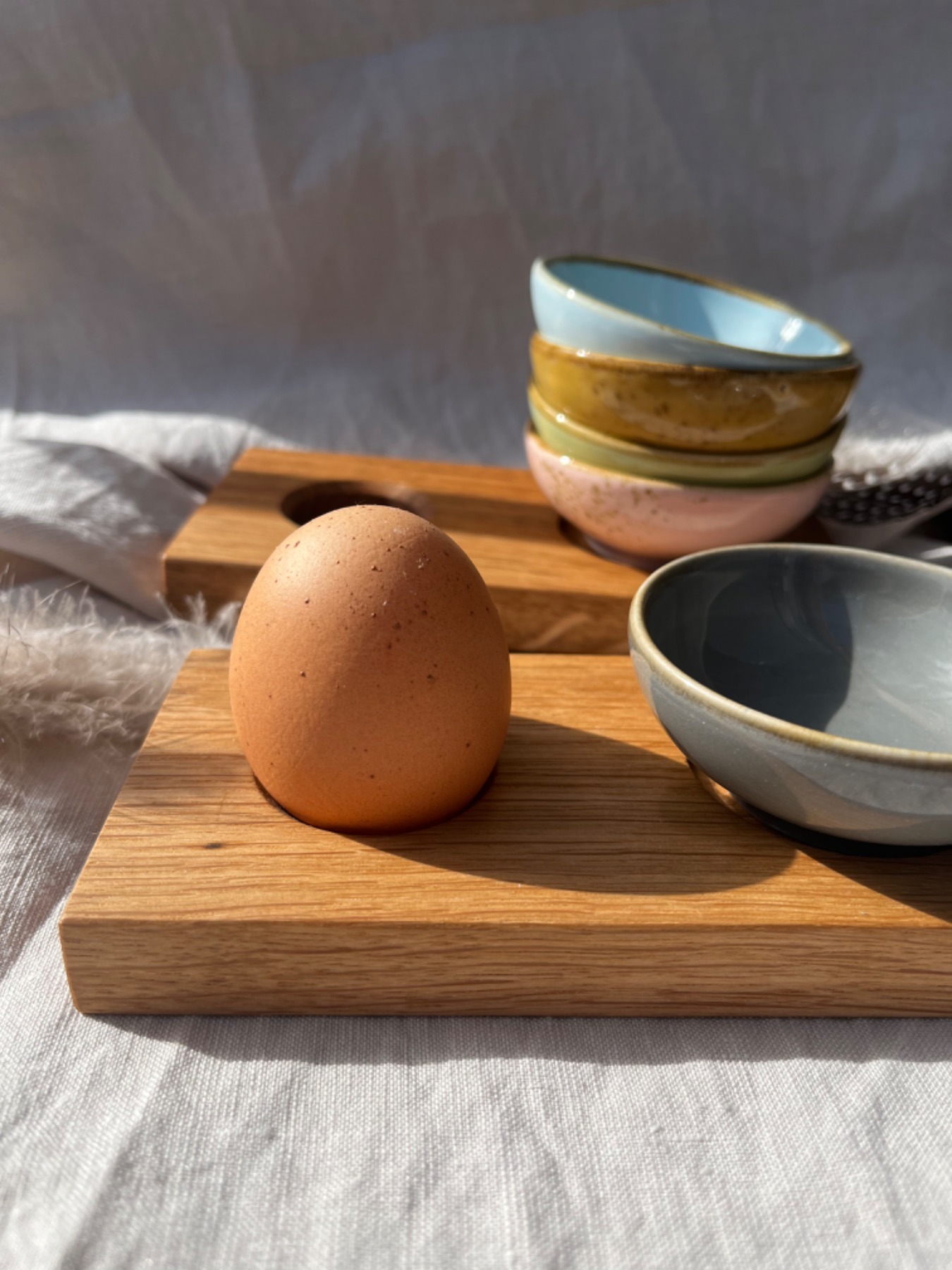 Eierbecher aus Eichenholz mit Keramik Schälchen 4