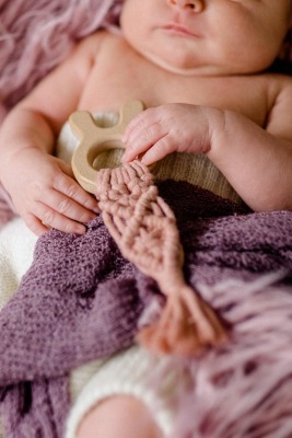 Makramee Beißring Hase rosa - für Babys zur Geburt oder zur Taufe