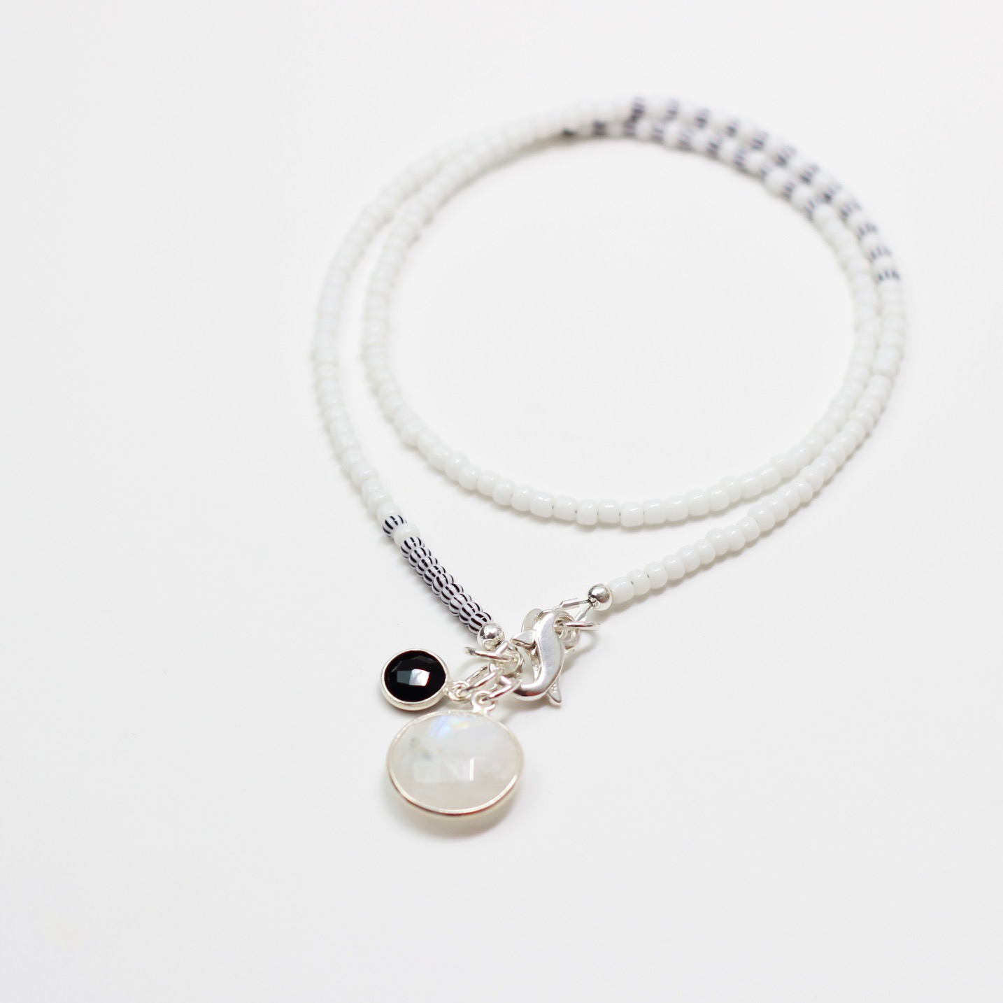 Kette aus Rocailles Perlen mit Edelstein Anhänger Mondstein/Onyx 2