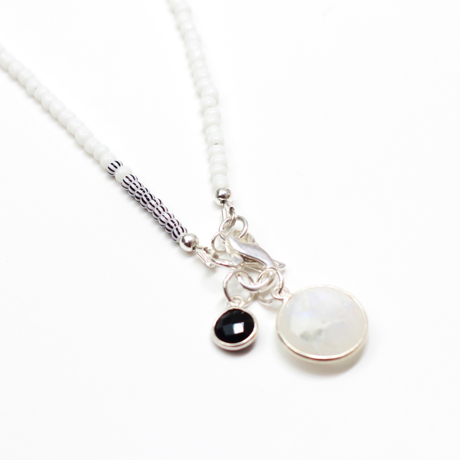 Kette aus Rocailles Perlen mit Edelstein Anhänger Mondstein/Onyx