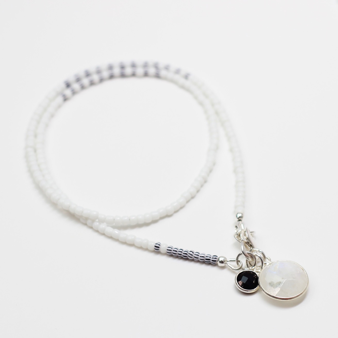 Kette aus Rocailles Perlen mit Edelstein Anhänger Mondstein/Onyx 3