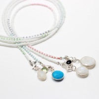 Kette aus Rocailles Perlen mit Edelstein Anhänger Mondstein/Onyx 6