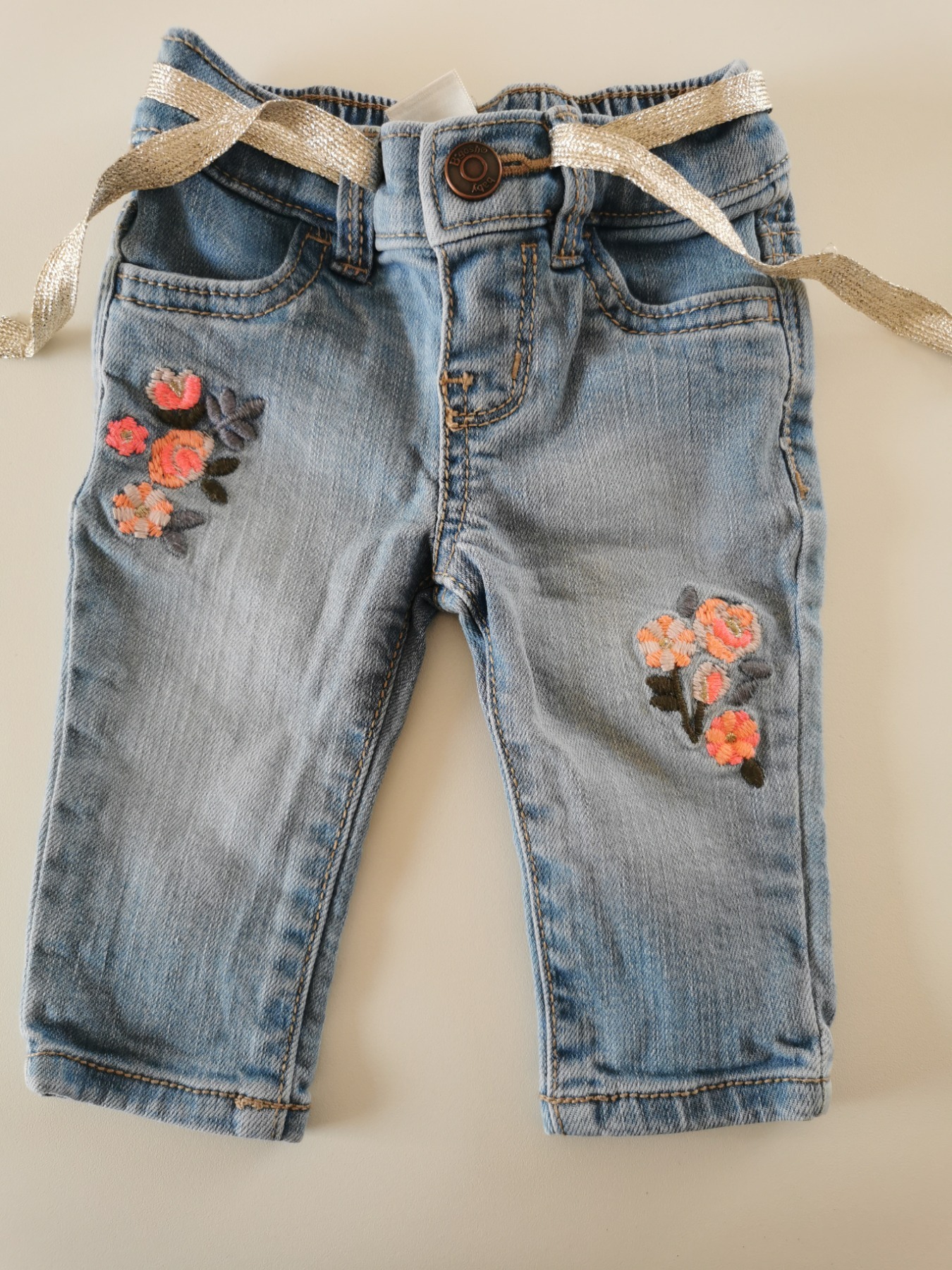 Jeanshose mit Blumenstickerei - Größe 0-3 M
