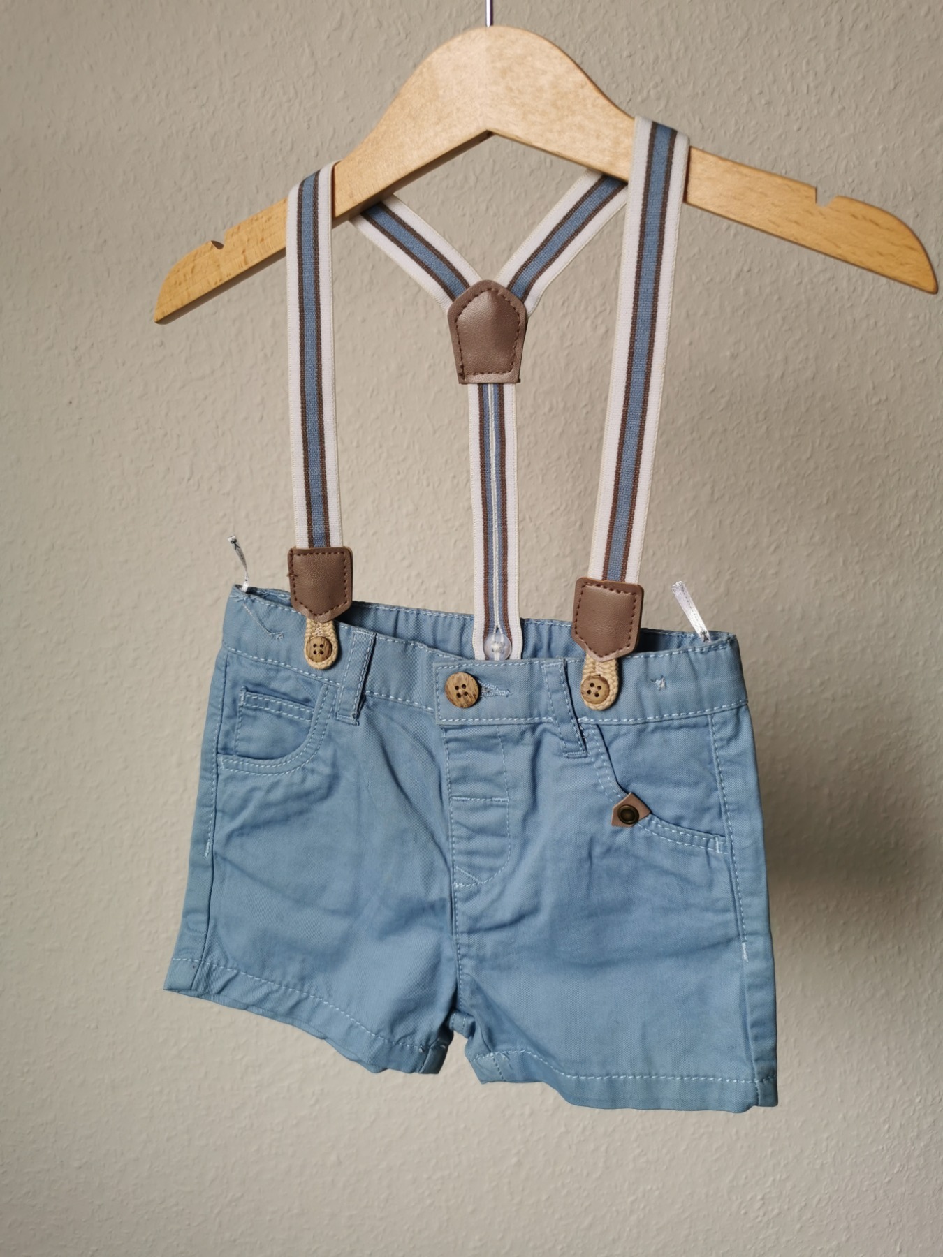 Chino-Shorts mit Hosenträgern - Größe 68