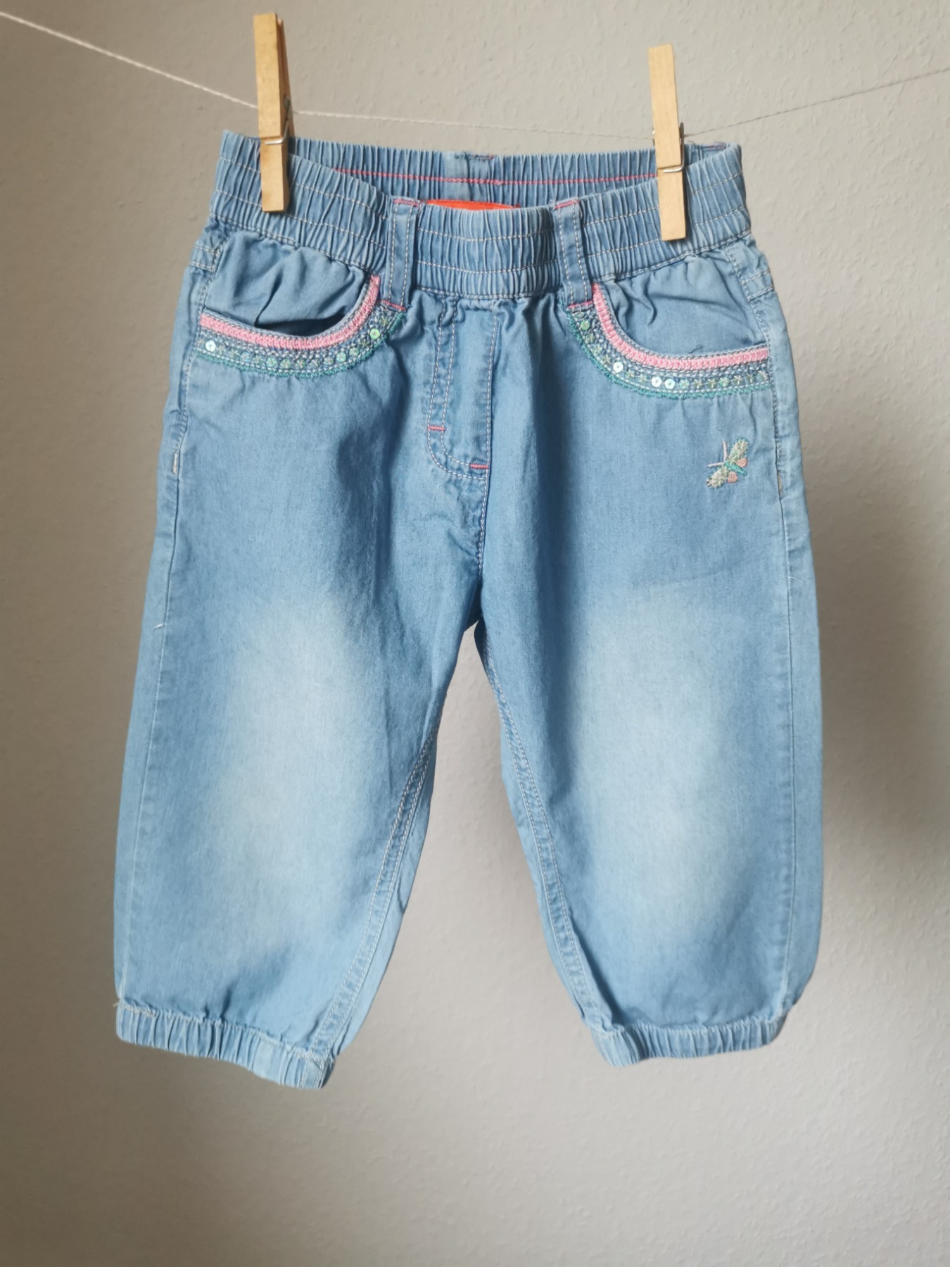 Jeans mit Stickerei - Größe 92/98