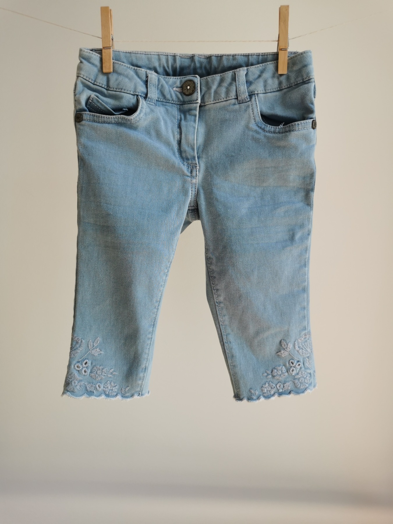 Kurze Jeans mit Stickerei - Größe 98