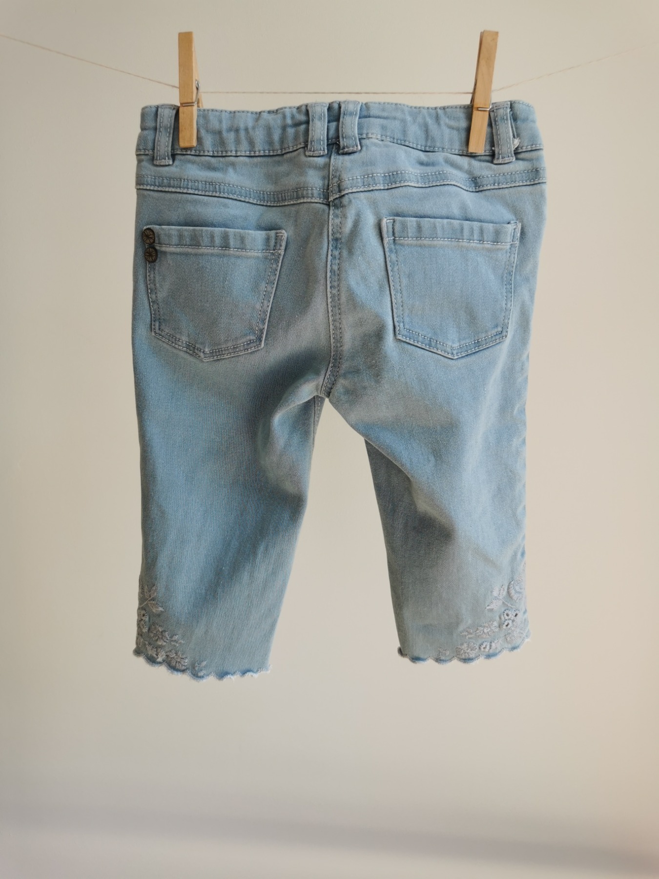 Kurze Jeans mit Stickerei - Größe 98 3