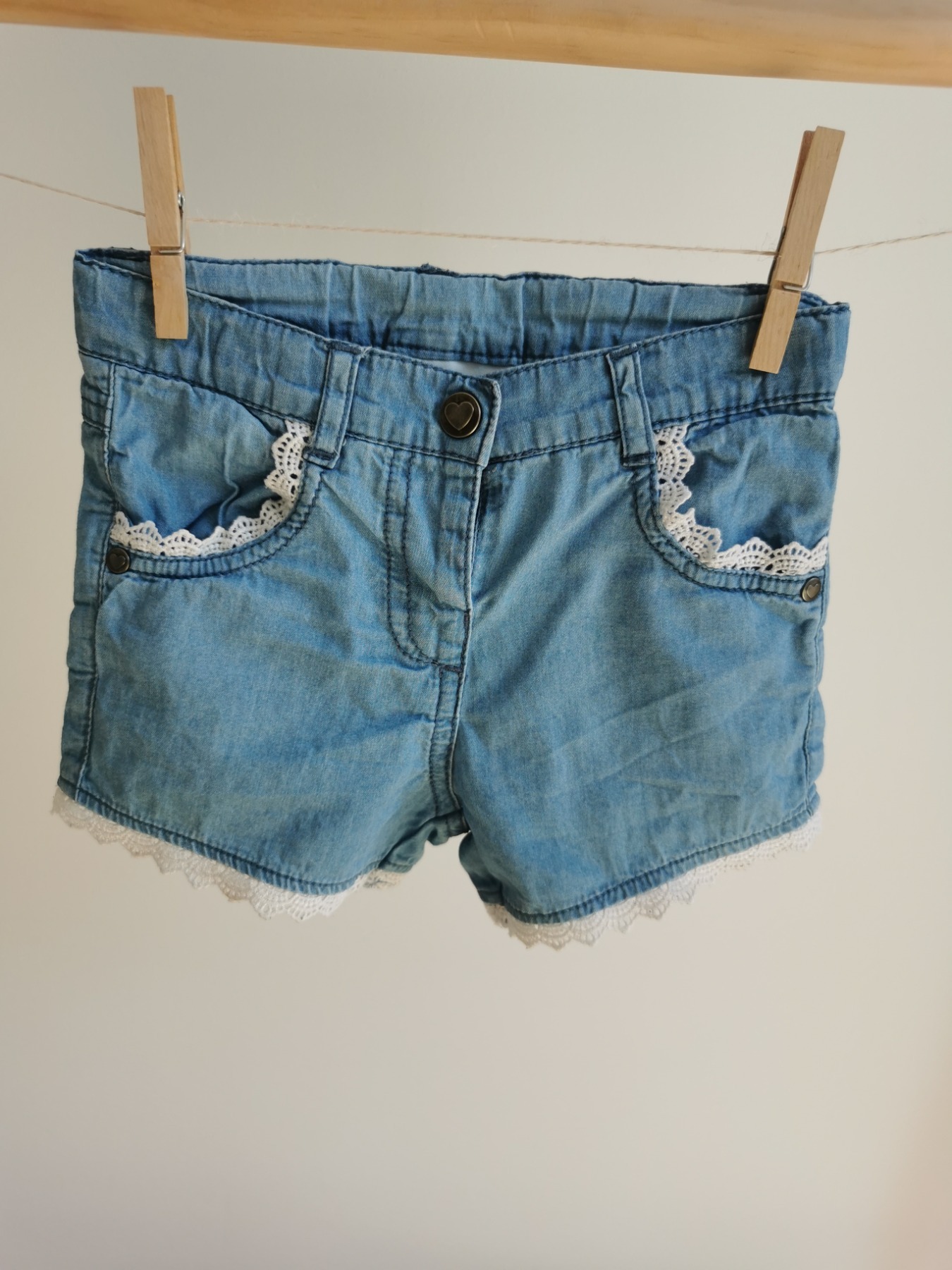 Jeans-Shorts mit Verzierungen - Größe 86