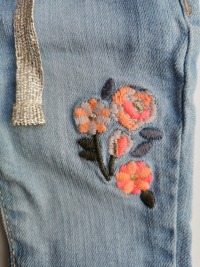 Jeanshose mit Blumenstickerei - Größe 0-3 M 4