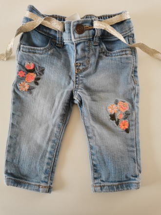 Jeanshose mit Blumenstickerei - Größe 0-3 M - OSHKOSH