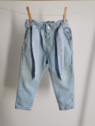 Lockere Jeans mit Gürtel - Größe 86 - ZARA