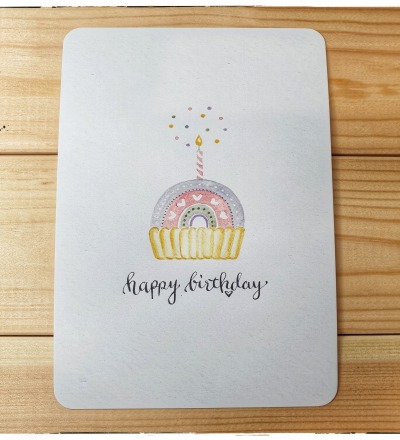 SILKE DÖRLITZ KALLIGRAPHIE Grußkarte A6 Regenbogen-Cupcake HAPPY BIRTHDAY
