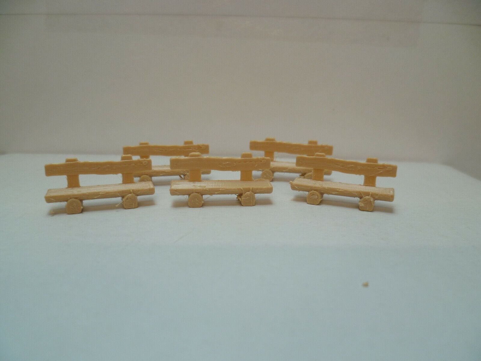 5er Set Parkbank Balkenbank Beige Modellbau Spur TT im Masstab 1:120 Diorama 3